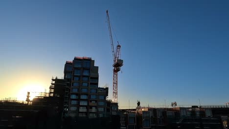 Panoramablick-Bei-Sonnenuntergang-Auf-Die-Baustelle-Des-Sirius-Apartment-Gebäudekomplexes-In-Sydney-Mit-Einem-Hohen-Turmdrehkran-Daneben