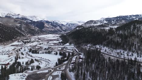 Telluride-settlement-in-valley,-surrounded-by-snowy-mountains