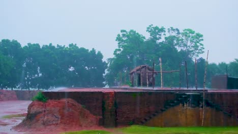 Ruinas-Antiguas-Empapadas-De-Lluvia-Con-Cabañas-En-Bangladesh---Lugar-Histórico