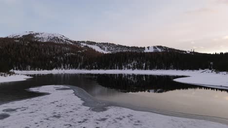 Bosque-Del-Lago-Alpino-Italiano-Palù-En-Temporada-De-Invierno-Al-Atardecer,-Valmaneco