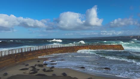 Meereswellen-Brechen-Und-Zerschmettern-über-La-Jolla-Kinderbecken-Während-Der-Springflut-Mit-Rauem-Wasser