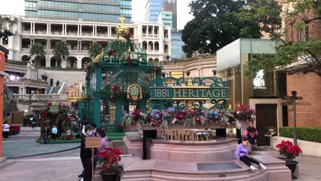 Los-Turistas-Toman-Fotografías-En-El-Famoso-Patrimonio-De-1881-En-Tsim-Sha-Tsui,-Kowloon,-Hong-Kong.