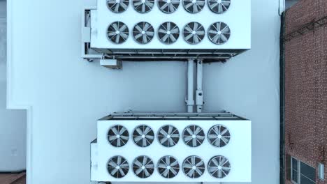 Industrielle-HVAC-Einheiten-Auf-Schneebedeckten-Dächern