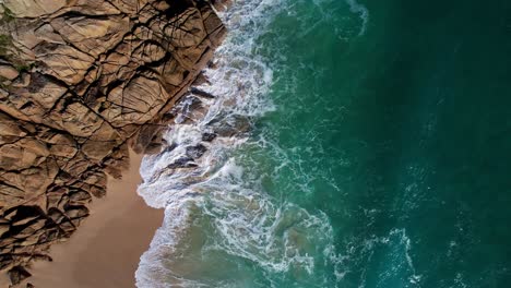 Küste-Von-Cornwall-Mit-Felsen-Und-Türkisfarbenen-Meereswellen