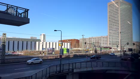 Coches-En-La-Carretera-Frente-Al-Edificio-De-La-Feria-En-La-Ciudad-De-Frankfurt-En-Un-Día-Soleado