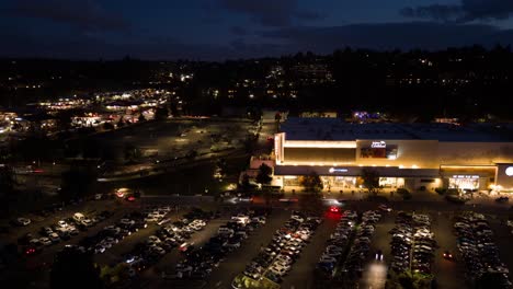 Vista-Aérea-Crepuscular-De-Un-Bullicioso-Estacionamiento-De-Un-Centro-Comercial,-Timelapse