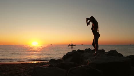 Mujer-Elegante-Haciendo-Yoga-Taichi-Danza-En-La-Playa-Al-Atardecer