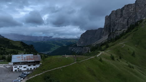 Estacionamiento-Con-Mirador-Mágico-De-Los-Dolomitas,-Vista-Aérea-De-Drones