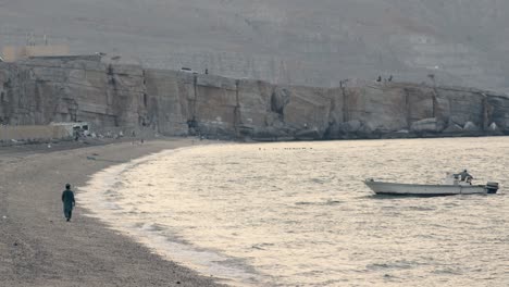 Traditionelle-Fischerboote-Angedockt-In-Den-Gewässern-Von-Musandam,-Einem-Touristenziel-In-Oman