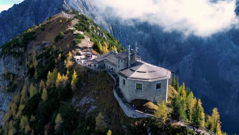 Panoramablick-Auf-Die-Berglandschaft-Im-Goldenen-Licht-Des-Sonnenuntergangs