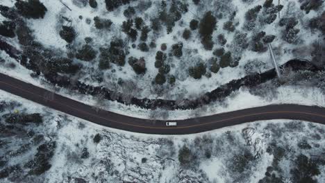 Malerische-Luftaufnahme-Der-Verschneiten-American-Fork-Canyon-Road-In-Der-Nähe-Des-Flusses-Mit-Verkehr