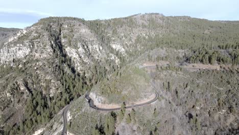 Carretera-En-Zigzag-Con-Automóviles-Circulando-Por-La-Autopista-89-A-En-Sedona,-Arizona,-Con-Video-De-Drones-Moviéndose-Hacia-Abajo