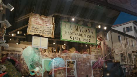 El-Famoso-Escaparate-Del-Legado-De-Fabricación-De-Máscaras-De-Ca&#39;-Macana,-Venecia,-Italia