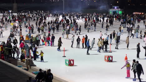 Pista-De-Hielo-Concurrida-En-El-Parque-De-La-Ciudad-Por-La-Noche-En-Budapest,-Hungría