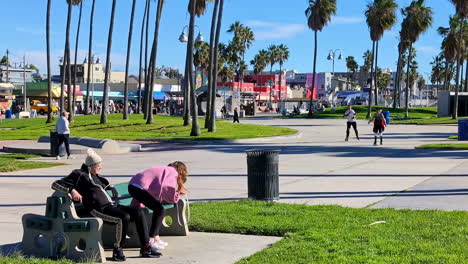 Pareja-Disfrutando-Del-Sol-Brillante-En-La-Playa-De-Venica-En-Los-Angeles