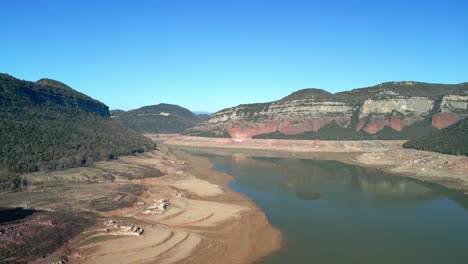 Dique-Del-Pantano-De-Sau-En-Cataluña,-España,-Vuelo-Con-Drones-En-Un-Hermoso-Parque-Natural-En-España,-Europa-Intensa-Sequía-En-2024