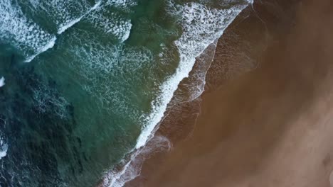 Rotating-drone-shot-of-the-atlantic-ocean-and-the-beach-in-portugal,-algarve