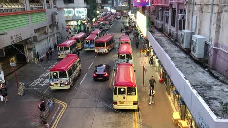 Schwenk-Aufnahme-Eines-Busbahnhofs-In-Mong-Kok,-Hongkong