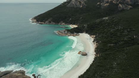 Antena-Acercándose-A-La-Pequeña-Playa-En-La-Bahía-De-Dos-Personas,-Cerca-De-La-Ciudad-De-Albany-En-Australia-Occidental