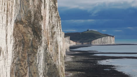 Enge-Luftaufnahme-Mit-Schieberegler,-Die-Die-Kreidefelsen-Der-Sieben-Schwestern-Und-Den-Leuchtturm-Belle-Tout-Zeigt