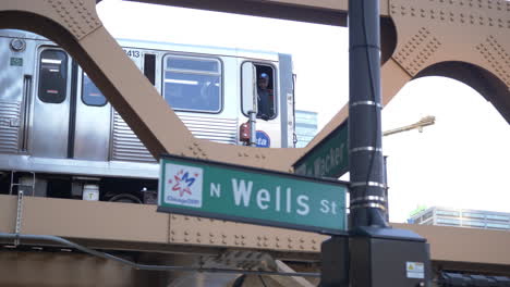 Tren-Elevado-Cta-Circulando-Por-Wells-Street-En-El-Centro-De-Chicago-En-Un-Día-Nublado