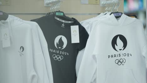 Schwarz-weißes-T-Shirt-Mit-Den-Olympischen-Spielen-2024-In-Paris-Hängt-Zur-Schau-In-Einem-Französischen-Supermarkt-In-Frankreich