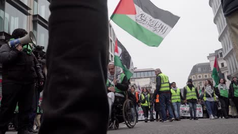 Mann-Im-Rollstuhl-Trägt-Bei-Protest-Die-Palästinensische-Flagge