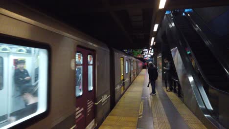 U-Bahn-Zug-Kommt-An-Der-U-Bahn-Station-Carabobo-In-Buenos-Aires,-Argentinien-An.-Menschen-Warten-Darauf,-In-Den-Waggon-Einzusteigen