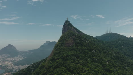 Vista-Aérea-Panorámica-Del-Cristo-Redentor-Con-El-Bosque-De-Tijuca,-Río-De-Janeiro,-Brasil.