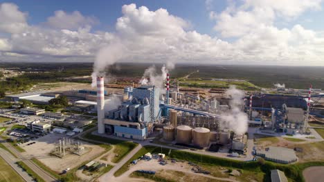 Toma-Aérea-En-órbita-Amplia-De-Una-Gran-Planta-Industrial-En-Un-Día-Soleado---Vista-De-Pájaro-De-Una-Moderna-Fábrica-De-Celulosa