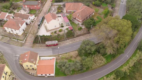 Toma-Aérea-Del-Famoso-Tranvía-Rojo-De-Sintra-Camino-A-Monte-Santos