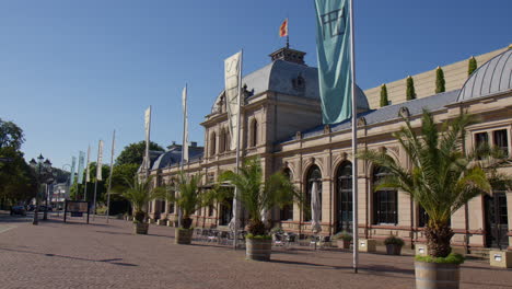 El-Exterior-De-La-Sala-De-Festivales-En-Baden-Baden,-Alemania---Toma-Panorámica