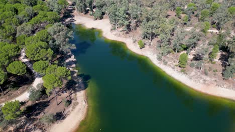 Grünes-Wasser-Des-Stausees-Encinarejo-Sommer-Erholungsgebiet-Andalusien-Spanien
