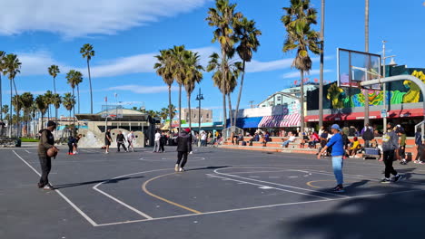 Lebendige-Szene-Mit-Leuten,-Die-Tagsüber-Am-Venice-Beach-Basketball-Spielen