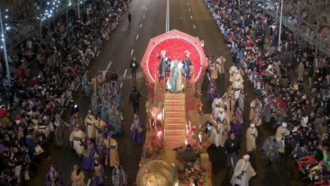 El-Rey-Melchor-Y-La-Carroza-Saludan-A-Los-Niños-Y-A-Las-Familias-En-El-Festival-De-Los-Reyes-Magos,-También-Conocido-Como-El-Desfile-De-Los-Reyes-Magos.