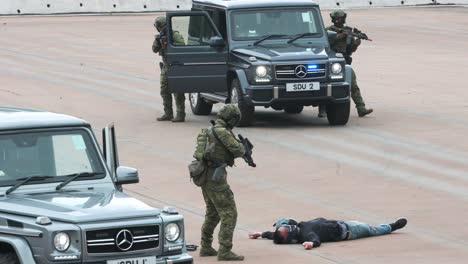 Polizisten-Führen-Anlässlich-Des-National-Security-Education-Day-Am-Hong-Kong-Police-College-In-Hongkong,-China,-Eine-Inszenierte-Anti-Terror-Übung-Durch