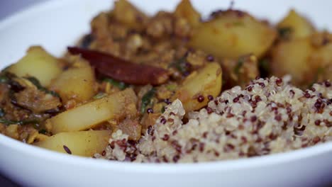 Rotierende-Aufnahme-Eines-Papaya-Curry-Gerichts-Mit-Quinoa-Und-Chili-In-Der-Mitte-Würziges-Grünes-Papaya-Curry-Gericht