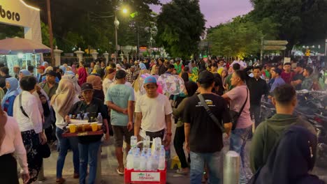 Gente-Caminando-En-La-Icónica-Zona-Turística-De-Yogyakarta,-Malioboro