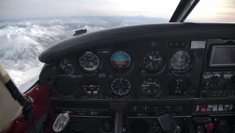 Piloten-Cockpit-POV,-Der-In-Einem-Kleinen-Einmotorigen-Propellerflugzeug-Fliegt