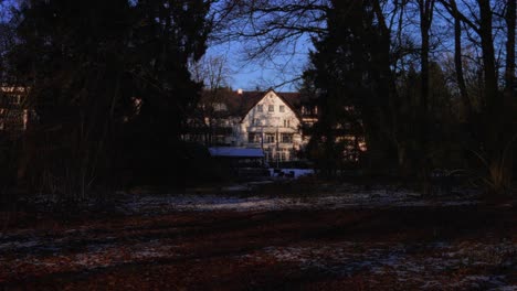 Misterioso-Hotel-Bilderberg-En-Un-Bosque-Remoto-Durante-El-Invierno-Con-Nieve