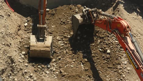 Dos-Excavadoras-Trabajando-En-Un-Sitio-De-Construcción