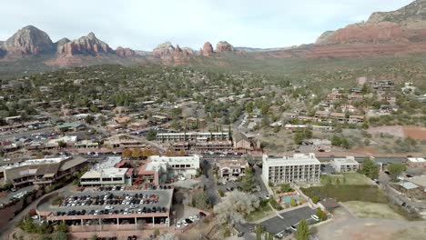 Innenstadt-Von-Sedona,-Arizona-Mit-Drohnenvideo-Weitwinkelaufnahme,-Die-Sich-Im-Kreis-Bewegt