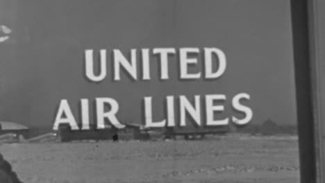 Un-Hombre-Abre-La-Puerta-Del-Hangar-De-United-Airlines-En-El-Aeropuerto-De-Nueva-York-En-La-Década-De-1930