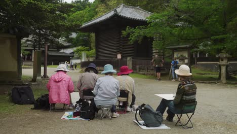 Gruppe-Japanischer-Frauen,-Die-Draußen-In-Nara-Sitzen-Und-Zeichnen