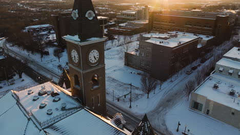 Fayetteville,-Arkansas-Al-Atardecer-Durante-El-Invierno-Con-La-Histórica-Torre-Del-Reloj-Del-Juzgado-Del-Condado-De-Washington