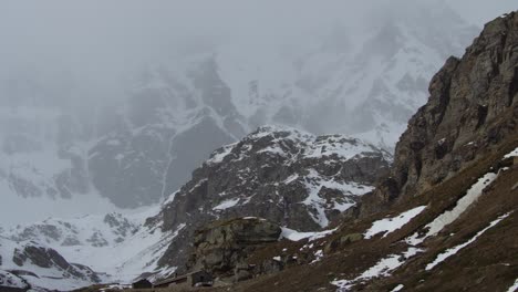 Alpes-Italianos-En-Invierno,-Picos-Nevados-Y-Rocas-Irregulares-Con-Hielo
