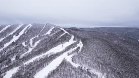 Los-Esquiadores-Y-Practicantes-De-Snowboard-Compiten-Cuesta-Abajo-En-Las-Pistas-De-Esquí-De-Una-Montaña-Cubierta-De-Nieve-En-Los-Montes-Apalaches-De-Massachusetts.