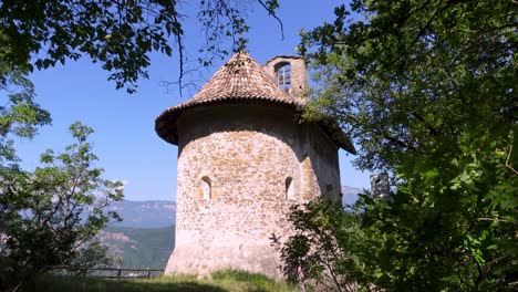 Frau-Zu-Fuß-Zur-Hochmittelalterlichen-St