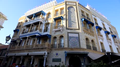 Azulejos-Mediterráneos-Pintados-A-Mano-Adornan-La-Fachada-Del-Edificio-En-El-Centro-De-La-Ciudad.