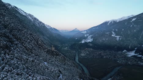 Sonnenuntergang-In-Einem-Winterlichen-Tal-In-Den-Bergen-Und-Einer-Kleinen-Ruine-Am-Waldrand